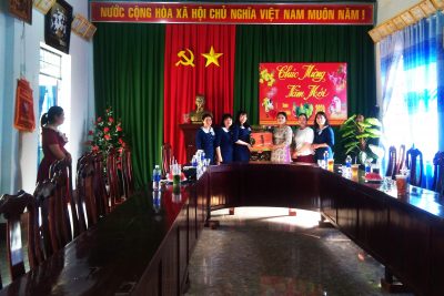 Tổ HĐND tỉnh Đăk Nông phụ trách địa bàn huyện Đăk Song tặng áo phao cho học sinh