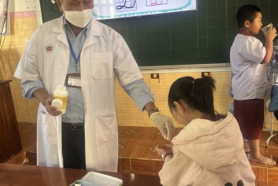 Trạm y tế Đức An tổ chức tẩy giun định kỳ cho học sinh trường Tiểu học Chu Văn An, Đăk Song