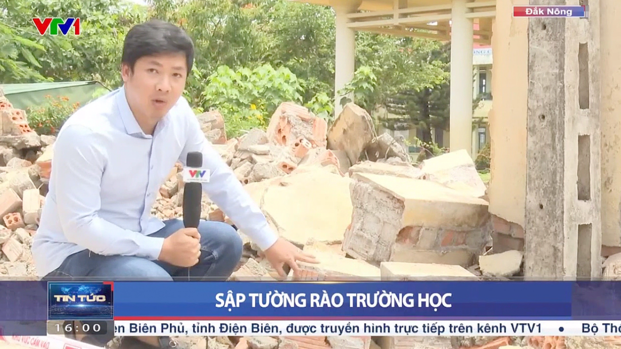 Sập tường rào trường Tiểu học Chu Văn An ngày 6/5/2024