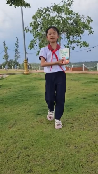 Đồng Ngọc Tuyết Vy lớp 3D
